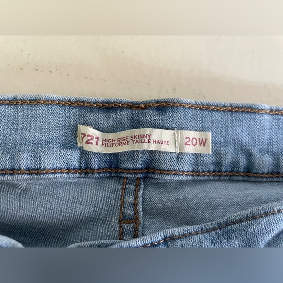 Light Wash Levi’s 721 High Rise Distressed Skinny Jeans - Picture 3 of 10